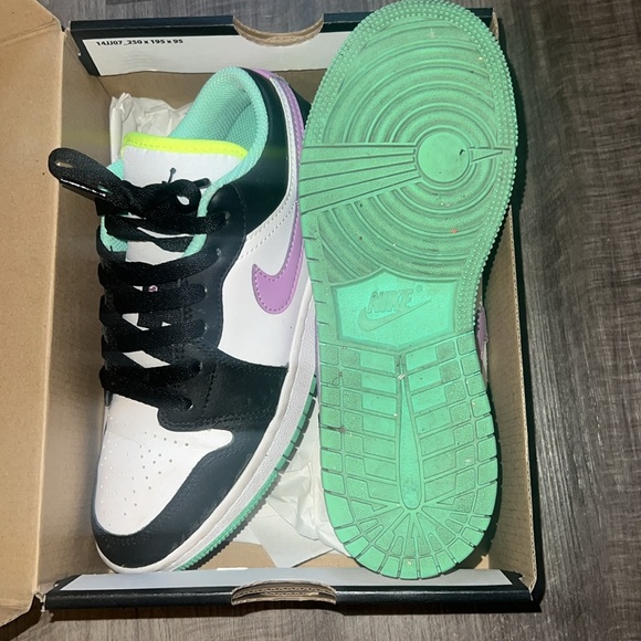 Air Jordan 1 Low - Picture 3 of 5